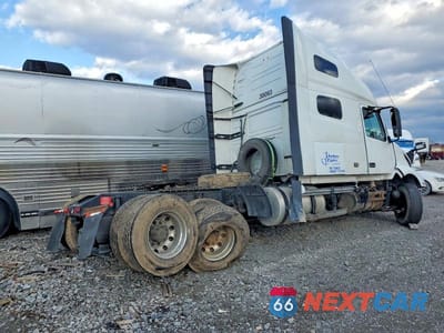 Czwarte zdjęcie samochodu z boku: 2020 VOLVO VN VNL - SEMI TRUCK VIN:4V4NC9TH4LN253305 - miniatura