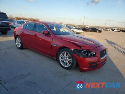 Czwarte zdjęcie samochodu z boku: 2018 JAGUAR XE AWD PREMIUM AWD 4C 4D SEDAN 25T VIN:SAJAJ4FX2JCP37814 - miniatura