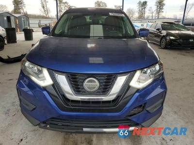 Piąte zdjęcie samochodu w środku: 2018 NISSAN ROGUE S VIN:KNMAT2MT9JP605624 - miniatura