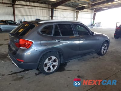 Trzecie zdjęcie samochodu z tyłu: 2013 BMW X1 SDRIVE28I VIN:WBAVM1C56DVW43191 - miniatura