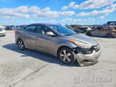 Czwarte zdjęcie samochodu z boku: 2013 HYUNDAI ELANTRA GLS VIN:5NPDH4AE9DH397521 - miniatura