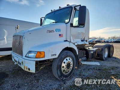 Drugie zdjęcie samochodu z przodu: 2000 VOLVO VNM SEMI TRUCK VIN:4V4MD2UF2YN249628 - miniatura