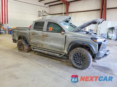 Czwarte zdjęcie samochodu z boku: 2024 CHEVROLET COLORADO TRAIL BOSS VIN:1GCPTEEK6R1171081 - miniatura