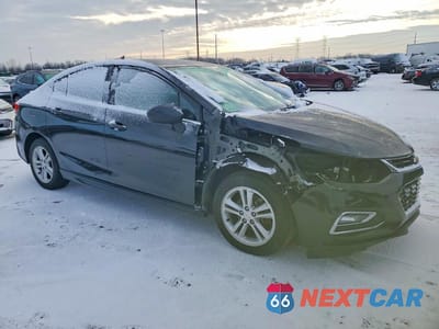 Czwarte zdjęcie samochodu z boku: 2017 CHEVROLET CRUZE LT VIN:1G1BE5SMXH7131830 - miniatura