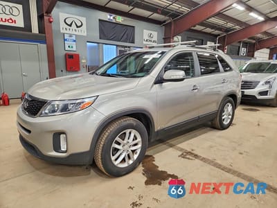 2015 KIA SORENTO LX 5XYKTCA6XFG651532 - główne zdjęcie licytacji z USA - miniatura