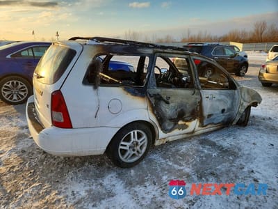 Trzecie zdjęcie samochodu z tyłu: 2001 FORD FOCUS SE VIN:1FAFP36381W253693 - miniatura