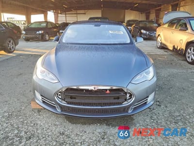 Piąte zdjęcie samochodu w środku: 2013 TESLA MODEL S VIN:5YJSA1CN1DFP05500 - miniatura