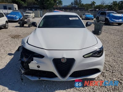 Piąte zdjęcie samochodu w środku: 2020 ALFA ROMEO GIULIA VIN:ZARFAMAN6L7630857 - miniatura