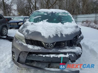 Piąte zdjęcie samochodu w środku: 2019 TOYOTA SIENNA SE VIN:5TDXZ3DCXKS972828 - miniatura