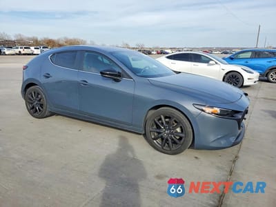 Czwarte zdjęcie samochodu z boku: 2023 MAZDA 3 PREFERRED VIN:JM1BPALM7P1619109 - miniatura