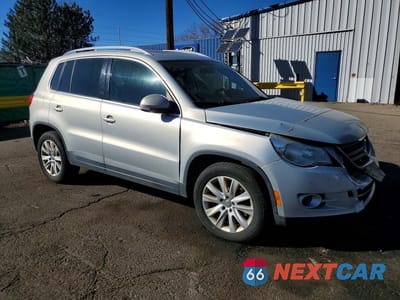 Czwarte zdjęcie samochodu z boku: 2010 VOLKSWAGEN TIGUAN SE VIN:WVGBV7AX6AW508188 - miniatura