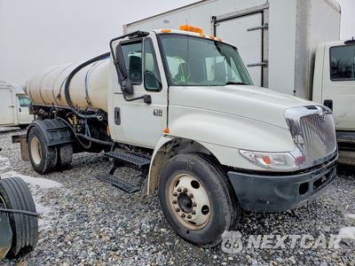 Czwarte zdjęcie samochodu z boku: 2005 INTERNATIONAL 4300 DE-ICER TRUCK VIN:1HTMMAAM55H686352 - miniatura