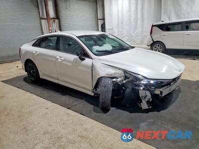 Czwarte zdjęcie samochodu z boku: 2025 KIA K5 LXS VIN:KNAG24J75S5333857 - miniatura