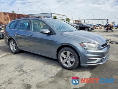 Czwarte zdjęcie samochodu z boku: 2018 VOLKSWAGEN GOLF SPORTWAGEN S VIN:3VWD17AU3JM758905 - miniatura