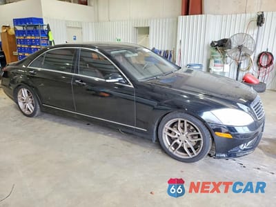 Czwarte zdjęcie samochodu z boku: 2008 MERCEDES-BENZ S 550 VIN:WDDNG71X48A233560 - miniatura