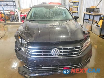 Piąte zdjęcie samochodu w środku: 2017 VOLKSWAGEN PASSAT R-LINE VIN:1VWDT7A33HC082839 - miniatura