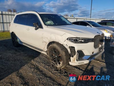 Czwarte zdjęcie samochodu z boku: 2021 BMW X7 XDRIVE40I VIN:5UXCW2C00M9E47112 - miniatura
