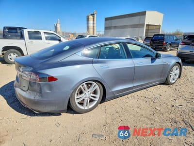 Trzecie zdjęcie samochodu z tyłu: 2013 TESLA MODEL S VIN:5YJSA1AG0DFP07498 - miniatura