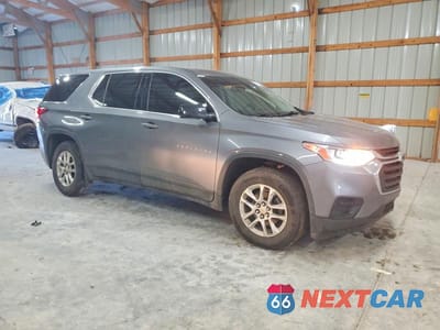 Czwarte zdjęcie samochodu z boku: 2020 CHEVROLET TRAVERSE LS VIN:1GNERFKW8LJ302254 - miniatura