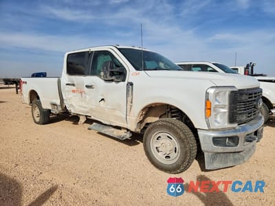 Czwarte zdjęcie samochodu z boku: 2023 FORD F350 SUPER DUTY VIN:1FT8W3BA9PEC30769 - miniatura