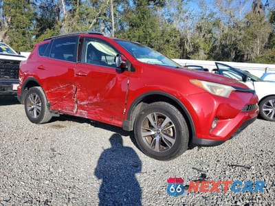 Czwarte zdjęcie samochodu z boku: 2017 TOYOTA RAV4 XLE VIN:JTMWFREV9HJ119365 - miniatura