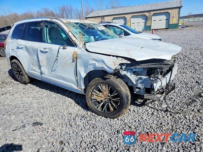 Czwarte zdjęcie samochodu z boku: 2021 VOLVO XC90 VIN:YV4A22PK2M1686010 - miniatura