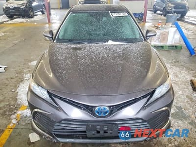 Piąte zdjęcie samochodu w środku: 2022 TOYOTA CAMRY HYBRID XLE VIN:4T1F31AKXNU584720 - miniatura