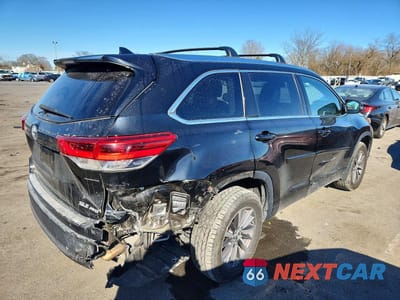 Trzecie zdjęcie samochodu z tyłu: 2018 TOYOTA HIGHLANDER SE VIN:5TDJZRFH8JS858102 - miniatura