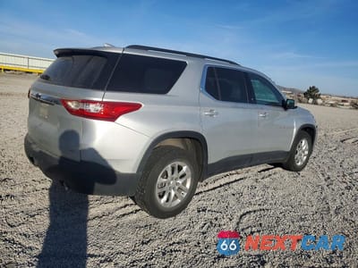 Trzecie zdjęcie samochodu z tyłu: 2021 CHEVROLET TRAVERSE LT VIN:1GNEVGKW1MJ177908 - miniatura