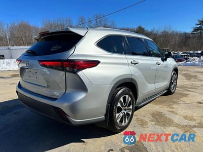Trzecie zdjęcie samochodu z tyłu: 2021 TOYOTA HIGHLANDER XLE VIN:5TDGZRBHXMS558114 - miniatura