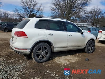 Trzecie zdjęcie samochodu z tyłu: 2017 VOLKSWAGEN TOUAREG WOLFSBURG VIN:WVGRF7BP4HD001676 - miniatura