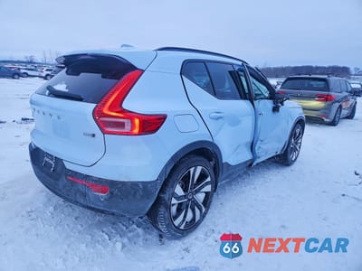 Trzecie zdjęcie samochodu z tyłu: 2025 VOLVO XC40 PLUS VIN:YV4L12UCXS2465867 - miniatura