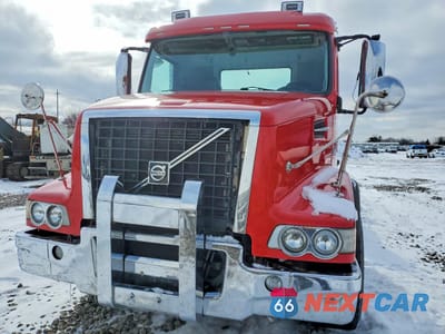 Zdjęcie 9 z 10 samochodu: 2015 VOLVO VHD VIN:4V5K99EJ7FN179489 - miniatura