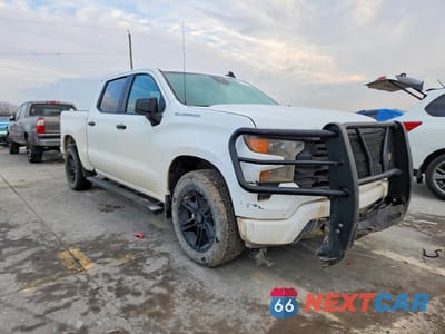 Czwarte zdjęcie samochodu z boku: 2022 CHEVROLET SILVERADO K1500 CUSTOM VIN:3GCPDBEK9NG638369 - miniatura