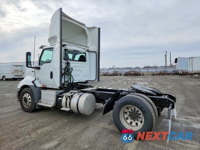 Trzecie zdjęcie samochodu z tyłu: 2019 INTERNATIONAL RH613 SEMI TRUCK VIN:3HSDXTZNXKN387591 - miniatura