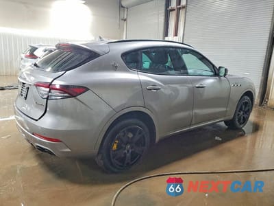 Trzecie zdjęcie samochodu z tyłu: 2022 MASERATI LEVANTE BASE VIN:ZN661XUA1NX383530 - miniatura
