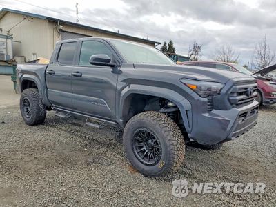 Czwarte zdjęcie samochodu z boku: 2025 TOYOTA TACOMA DOUBLE CAB VIN:3TMLB5JNXSM101612 - miniatura