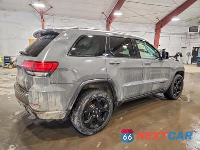 Trzecie zdjęcie samochodu z tyłu: 2020 JEEP GRAND CHEROKEE LAREDO VIN:1C4RJFAG5LC165872 - miniatura