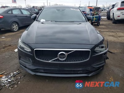 Piąte zdjęcie samochodu w środku: 2018 VOLVO S90 T5 MOMENTUM VIN:LVY982MK7JP015958 - miniatura