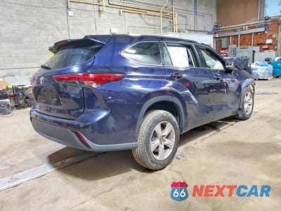 Trzecie zdjęcie samochodu z tyłu: 2022 TOYOTA HIGHLANDER L VIN:5TDCZRAH0NS130487 - miniatura