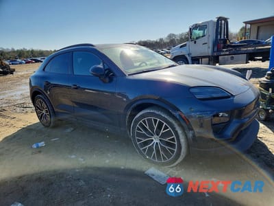Czwarte zdjęcie samochodu z boku: 2025 PORSCHE MACAN 4 VIN:WP1AA2XA5SL002111 - miniatura