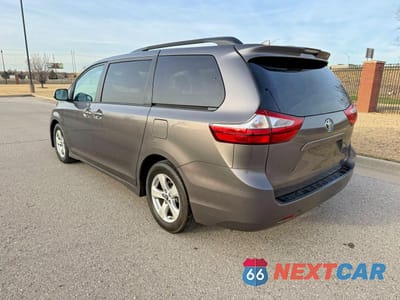 Trzecie zdjęcie samochodu z tyłu: 2018 TOYOTA SIENNA LE 8-PASSENGER VIN:5TDKZ3DC1JS925096 - miniatura