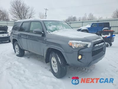 Czwarte zdjęcie samochodu z boku: 2017 TOYOTA 4RUNNER SR5/SR5 PREMIUM VIN:JTEBU5JR6H5428687 - miniatura