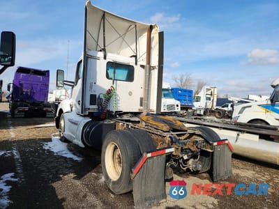 Trzecie zdjęcie samochodu z tyłu: 2014 KENWORTH T680 SEMI TRUCK VIN:1XKYA48X4EJ402604 - miniatura
