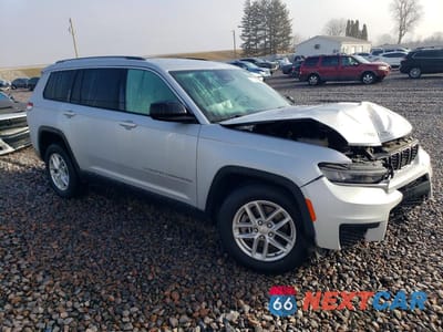 Czwarte zdjęcie samochodu z boku: 2023 JEEP GRAND CHEROKEE L LAREDO VIN:1C4RJKAG0P8809814 - miniatura