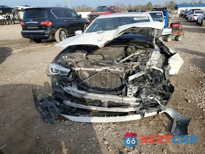 Piąte zdjęcie samochodu w środku: 2019 BMW 530E VIN:WBAJA9C59KB389769 - miniatura