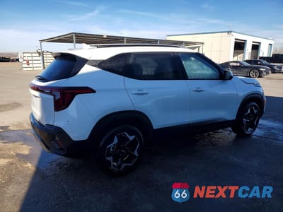 Trzecie zdjęcie samochodu z tyłu: 2025 KIA SELTOS S VIN:KNDEU2AA0S7725010 - miniatura