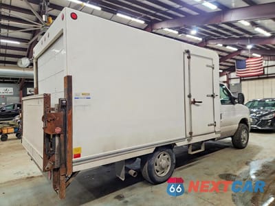 Trzecie zdjęcie samochodu z tyłu: 2011 FORD E350 BOX TRUCK VIN:1FDSE3FL7BDB21158 - miniatura