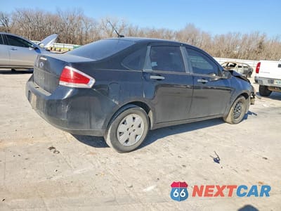 Trzecie zdjęcie samochodu z tyłu: 2010 FORD FOCUS S VIN:1FAHP3EN7AW177900 - miniatura