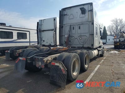 Czwarte zdjęcie samochodu z boku: 2018 FREIGHTLINER CASCADIA 125 SEMI TRUCK VIN:3AKJGLDR4JDJT8796 - miniatura